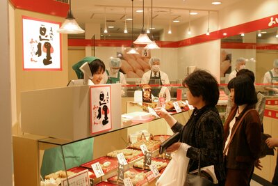 Free Shop taking place in the fast food restaurant Mameda, Tokyo in context of the exhibition Happiness, Mori Art Museum, 2003. 